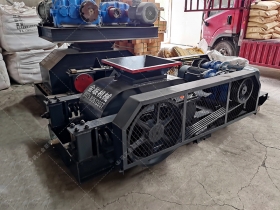 小型对辊泡芙短视频app污下载和双齿辊泡芙短视频app污下载发往河南登封破碎保温陶瓷