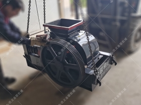 2PGC400X250小型双齿辊泡芙短视频app污下载发往安徽蚌埠破碎玻璃