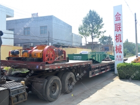 两台小型对辊泡芙短视频app污下载和直线振动筛发往江苏南通处理硅石