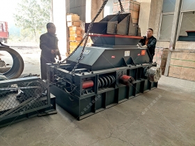 2PG800X600中型对辊泡芙短视频app污下载发往四川泸州用瓜子石制砂