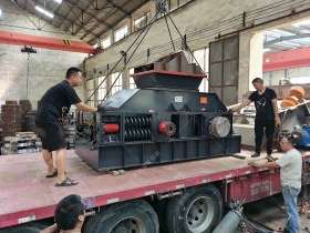 1208型半自动对辊泡芙短视频app污下载发货 破碎石英石
