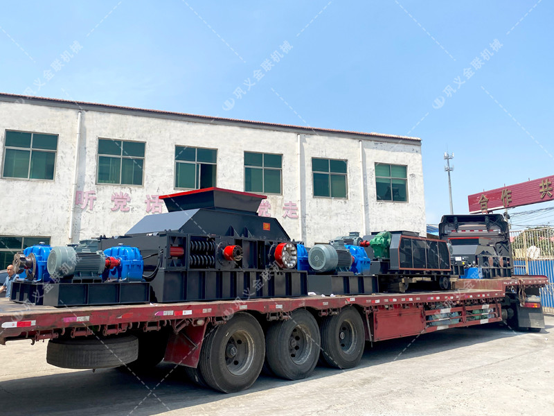 1200*1200双齿辊泡芙短视频app污下载，两台900*900轨道移动双齿辊泡芙短视频app污下载发往云南